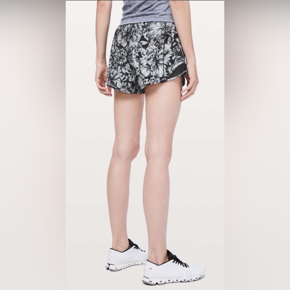 Lululemon Hotty Hot Short II *Long 4" in Night Garden Ice Grey Black